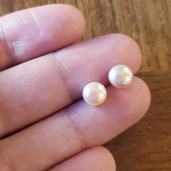 NWOT Tiny 6mm Pink Freshwater Pearl Stud Earrings - Picture 2 of 8